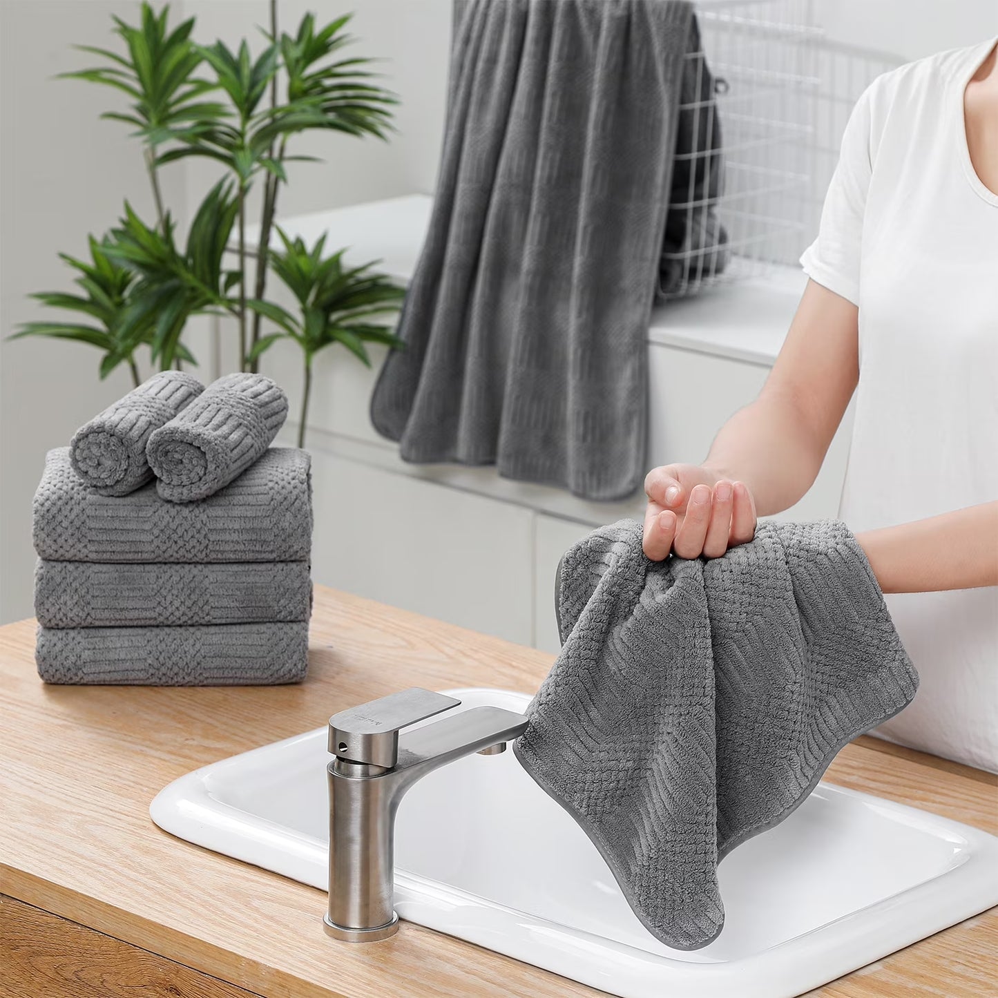 8 Piece Microfiber Bath Towel Set,700Gsm Quick Dry & Less Lint, 2 Oversized Bath Towels, 2 Towels & 4 Washcloths,Highly Absorbent,Ultra Soft Shower Towel for Bathroom Hotel-Dark Gray