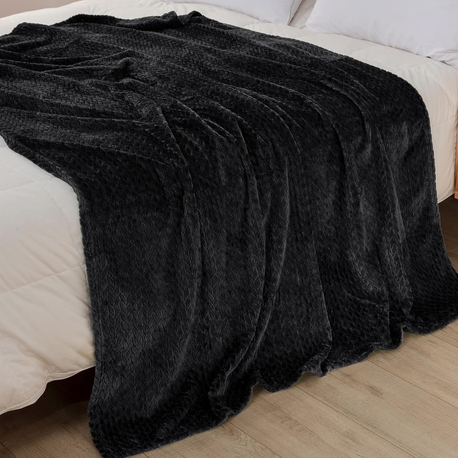 Breathable Fleece Throw Blanket for Couch Sofa(50X70 Inch), Super Soft Fuzzy Blankets for All Season, Lightweight and Fluffy, Black(Leaf)