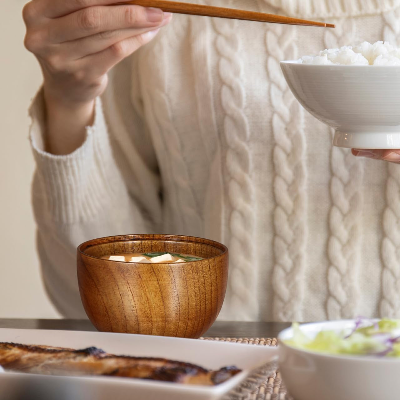 Japanese Style Wooden Rice Bowls with Lids Set of 2 3.93In Small Soup Serving Bowls for Salad Miso Soup and Snacks Lightweight Tableware for Home and Restaurant Use