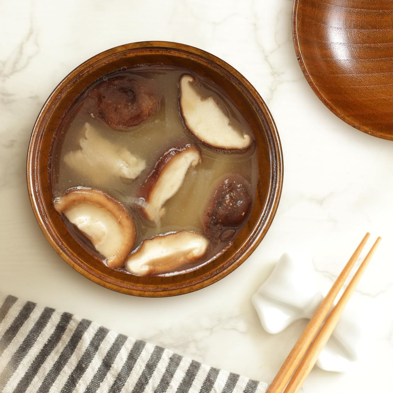 Japanese Style Wooden Rice Bowls with Lids Set of 2 3.93In Small Soup Serving Bowls for Salad Miso Soup and Snacks Lightweight Tableware for Home and Restaurant Use