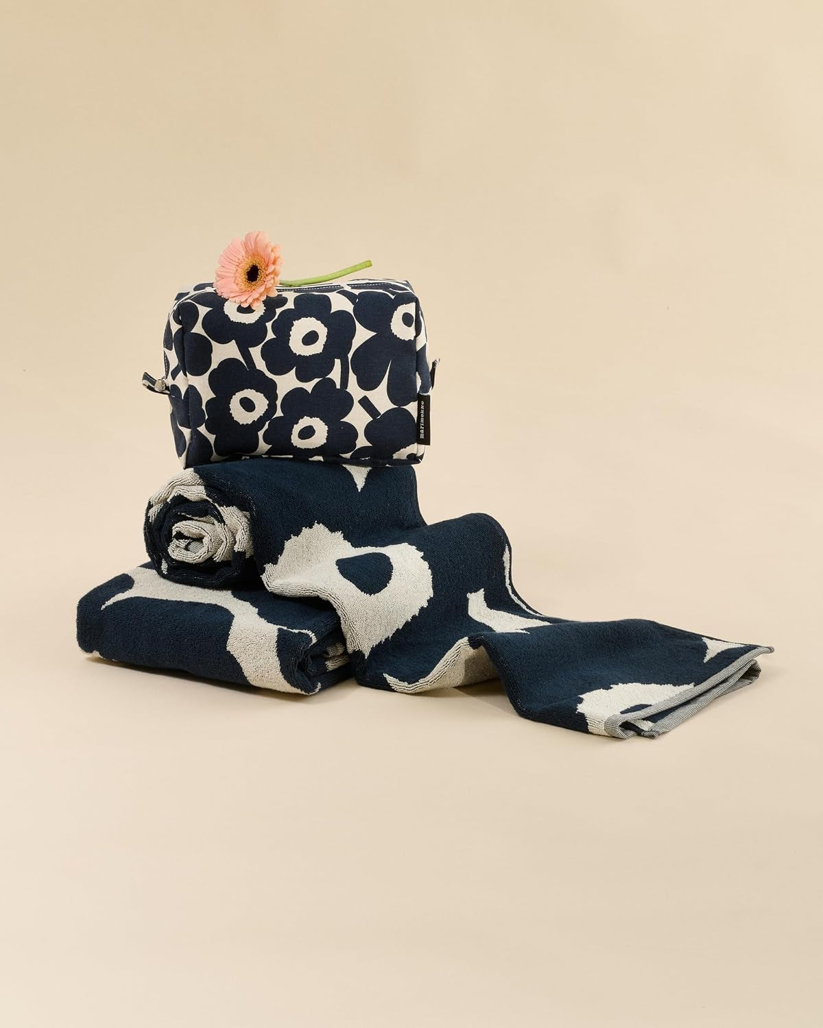 MARIMEKKO Unikko Terry Cotton Bath Towel (Dark Blue) – Floral Patterned Bath Towels – 59 in X 28 In